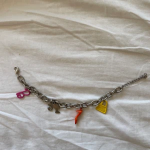 y2k Barbie armband - Sälsynt y2k barbie armband från tidigt 2000 tal. 💋💄👛👱🏻‍♀️✨ MITT PRIS: 80kr 💗💗💗
