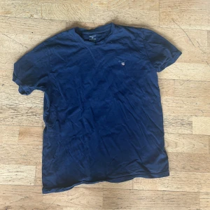 Gant t-shirt - Mörkblå t-shirt från gant. Fint skick ingen skada eller Liknade. Storlek 170cm ungefär som XS