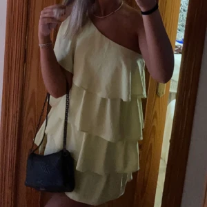 Zara volang klänning - Säljer denna superfina zara klänningen. Den är använd rätt många gånger men den är fortfarande fin! Den har en naglacks fläck på insidan av en volang så det syns inte när den är på💗