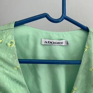 Adoore klänning Paris dress strl 38 - Säljer Adoore klänning i poupulära Paris dress, strl 38, passar strl 36/liten 38. Fin lyster i tyget, se bild. Är i använt skick, små trådar i tyget lossnat. Syns endast på nära håll. Säljes billigt! Nypris 1495, Prisförslag på 650 kr accepteras