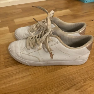 Ralph lauren skor - Säljer Ralph lauren skor i storlek 39 och nypris 1299kr. De är använt skick, de behöver en tvätt men de fixar köparen 