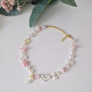 Sött rosa och guldfärgat halsband med svamp-pärlor och andra fina pärlor. Metalltråden är 