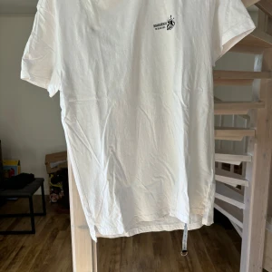 Vit t-shirt med mönster från lager 157 - Storlek L Bra skick 