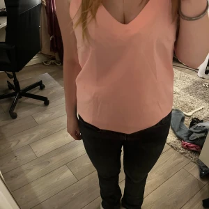 så snyggt linne - så snyggt rosa linne i lite glansigt material. en defekt som syns på bild 3. Knyten vid axlarna där man kan bestämma sin egen längd💞💞