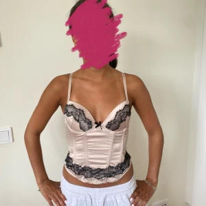 Korsett med fina detaljer!  - Så fin korsett, men fina detaljer! Går att justera storlek där bak som ni kan se! 🩷 banden går att vika ner också 🫶🏼
