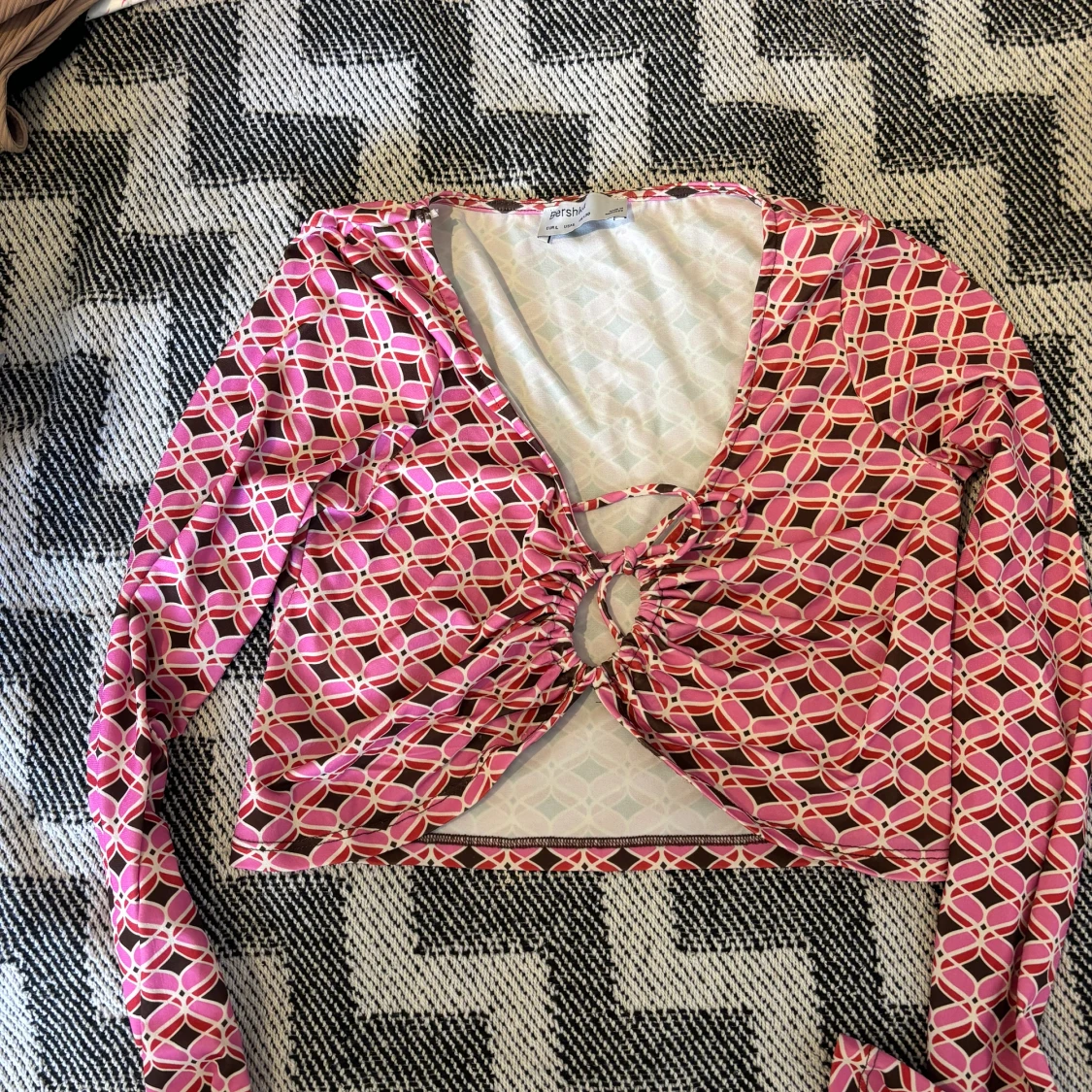 Rosa crop top med nyckelhålsdetalj - 90