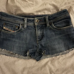 Diesel shorts  - secondhand, klippta hemma. Säljer för 90kr! Storlek 25 men stretchiga.