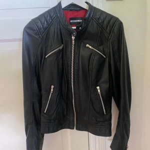 Rockandblue skinnjacka strl 38 - Sparsamt använd snygg skinnjacka i strl 38 från rockandblue. Nypris 2500kr 