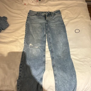 Low waist jeans - Det är ett par jeans i storlek 170 från H&M som är lite slitna på ena knät men det märks inte så mycket och den unge inte använda speciellt mycket men ändå lite slitna på ett knä som sagt! Dem är även raka i benen och är inte utsvängda !