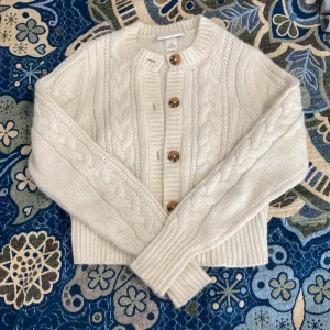 Stickad kofta - Från Monki, mycket bra skick beige/vit! Skriv för mer information💗💗