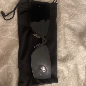 PRADA SOLGLASÖGON - Köpte dessa Prada solglasögon tyckte inte om dem. Passade inte mig så fint. Dem är svarta Helt nya ALDRIG använda. Köpte dem för 450 säljer för 350 pris kan diskuteras privat.