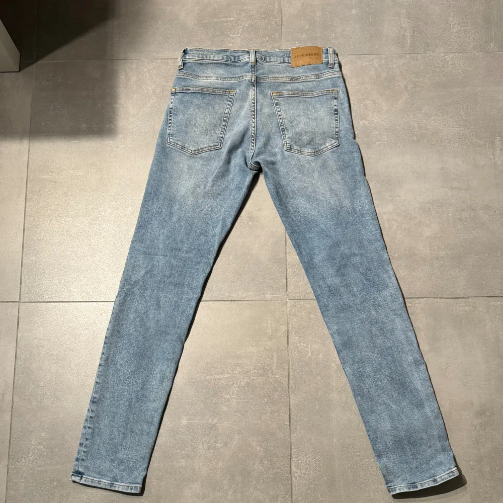 Tjena!!! Säljer nu ett par J.Lindeberg jeans i en ljus blå färg som är perfekt till sommaren. Storleken på jeansen är 31/32 och modellen är slim fit. Hör gärna av er vid frågor eller funderingar!. Jeans & Byxor.