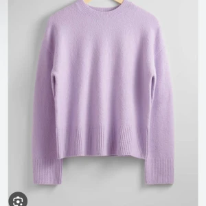 Other stories tröja i ljuslila fast med krage (se bild)💜 - Other stories tröja i ljuslila💜💜. Storlek S! Det är samma tröja som första bilden fast med krage. Jättefint skick och väldigt bra kvalite. 