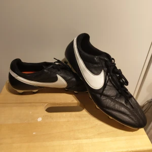 NIKE TIEMPO | Storlek 42,5 - Ett par välbevarade Nike Tiempo fotbollsskor. Väldigt skön passform.   