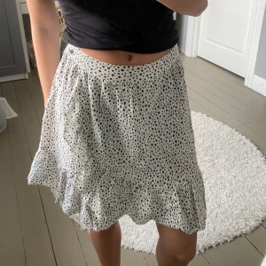 Kjol - Vit omlott kjol med svarta prickar. Från Vero moda i storlek xs🩷