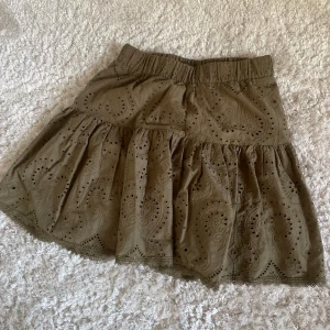 Volang kjol - Super fin sommar kjol. Lagom lång och väldigt snygg!! Köpte förra sommaren men kommer ej till användning 