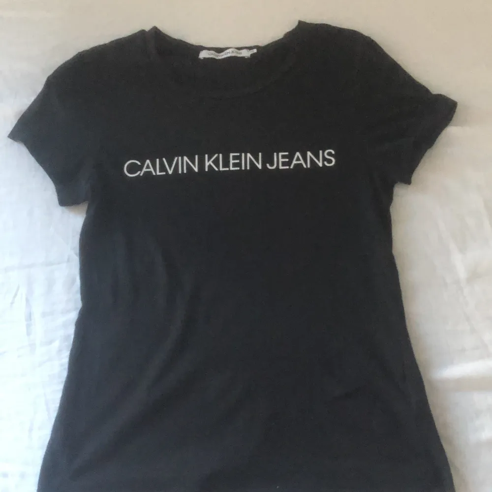 CALVIN KLEIN t-shirt är så klart äkta.Men tyvärr så är den lite så jag kan inte behålla den men den är jätte skön men jag skulle vilja behålla den men den är för liten för mig. . T-shirts.