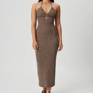 Adoore klänning - Klänning från adoore i storlek 40 men passar 38. Aldrig använd och lapp kvar. Ny 1295kr