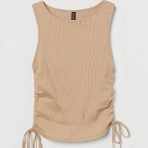 Tanktop med dragsko - tröja från H&M som man kan justera längd på 🧸  storlek: XS men passar S & M  nypris: 99kr 
