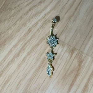 Navelpiercing guld - Bara testat denna 1 gång men passade inte riktigt mig 