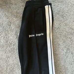 Palm Angels  - Mkt bra skick använt runt 5 gånger, tvättade två gånger. Pris kan diskuteras 