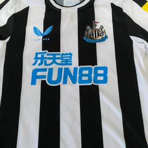 Newcastle United tröja med Isak på ryggen - Behöver sälja snabbt 150 kr  Fint skick knappt använd Vid frågor skriv!✅