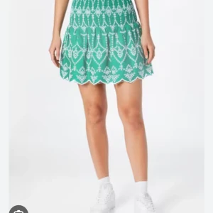 Grön kjol med mönster (gintricot) - Grön gullig kjol med mönster från ginatricot som endast har använts en gång då det inte riktigt längre är min stil!  Stl S