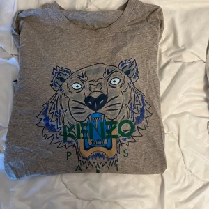Kenzo t-shirt - Säljer nu denna kenzo t-shirt som ej kommer till användning längre. 