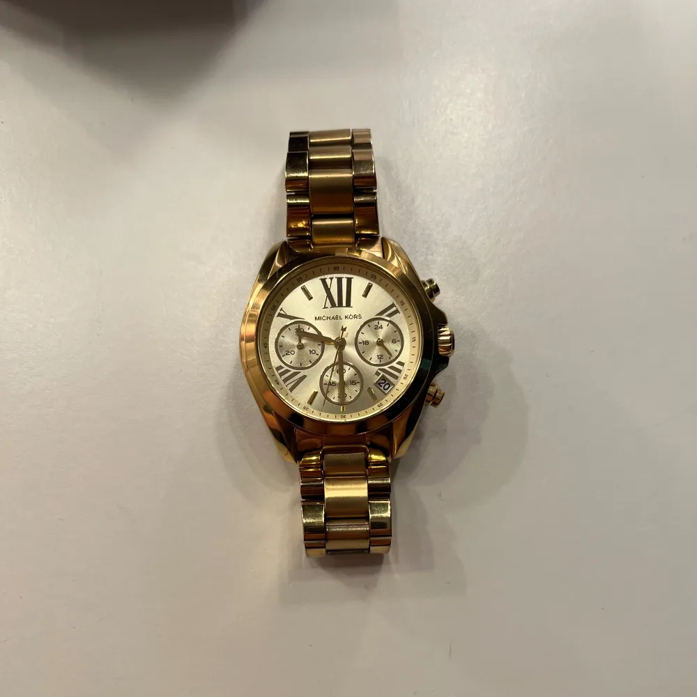 Skit snygg guld klocka från Michael kors, nackdelen är att den inte funkar men man kan gå till nån butik till exempel guldfynd om man vill att den ska funka, annars jätte fin till dekoration för Outfiten. Kostar i butik 2695 . Accessoarer.