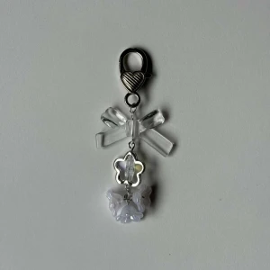 Blooming Flowers Keychain | Handgjord Nyckelring | Handgjorda Smycken & Accessoarer - Söt nyckelring med ett hjärta på låset. Har fina pärlor samt en hängandes bukett. Passar perfekt för att dekorera väskor, kläder, nyckelringar eller annat! Metalltråden är non-tarnishing.