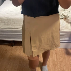 Brun kjol - Använt några gånger Det är shorts och sen typ en kjol över Skriv vid funderingar❤️ 