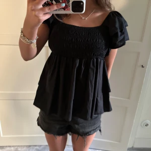 Blus/topp - Supersöt svart blus. Oanvänd