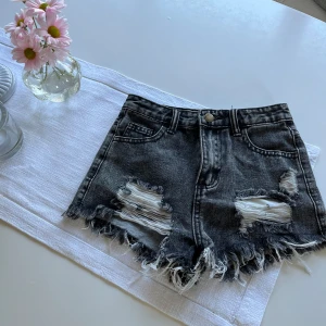 Mörkgrå jeansshorts  - Oanvända mörkgrå jeansshorts mid/low waist