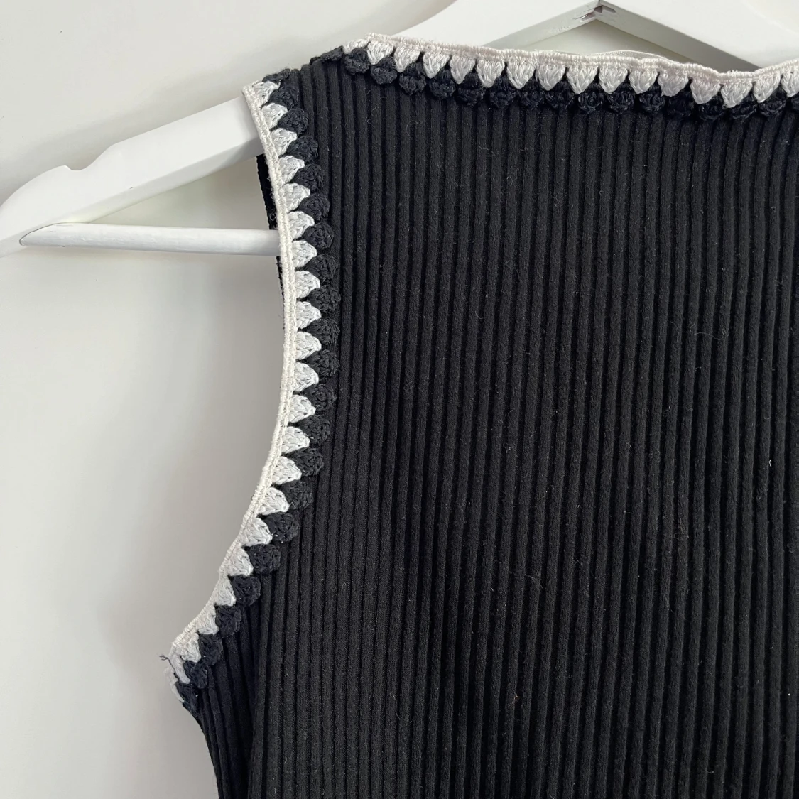 Linne med virkade detaljer - 93