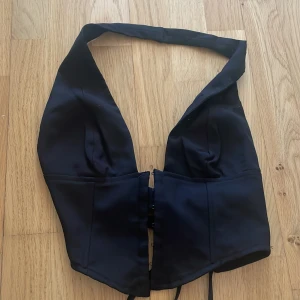 Topp ifrån nakd - Säljer pga den e för liten för mig! Passar personer med mindre byst! Aldrig använd! Ny sick 