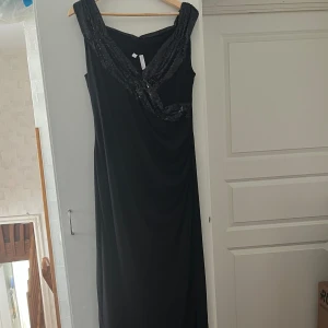 Lång svart festklänning  - En lång svart festklänning med paljetter, har används endast 1 gång! Nypris: 500kr