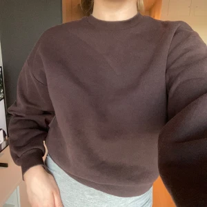 Sweatshirt i kort modell - Kort sweatshirt med rund hals, knappt använd, normal passform