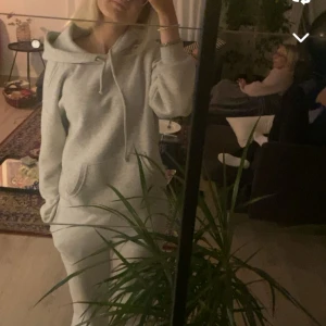 Hoodie - Säljer denna gråa hoodie från bikbok då den inte riktigt kommer till användning, bra skick! 