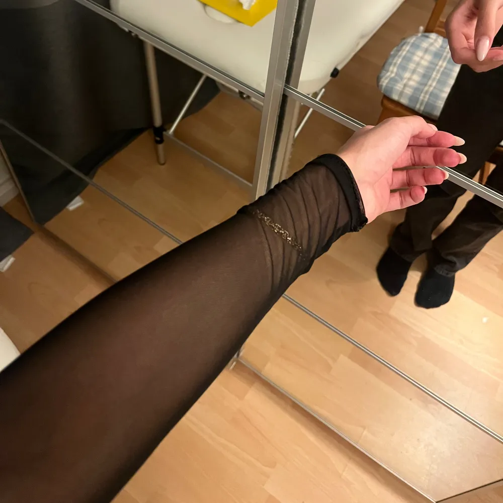 Jättesöt body från prettylittlething. Går att justera vid brösten med snörning. Mesh material på armarna. Tight i armarna, säljer därför. En liten defekt som enkelt går att åtgärda, se sista bilden. Förövrigt jättesöt.. Toppar.