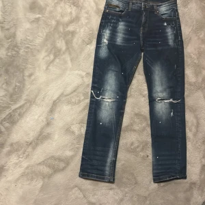 Helt nytt skicka bara en tandkräm fläck som går och tvätta bort i tvätten allt annat är som nytt skick. Köptes på Jd för 350 . - Som ny allt är som nytt förutom en tandkräm fläck som går att tvätta bort 