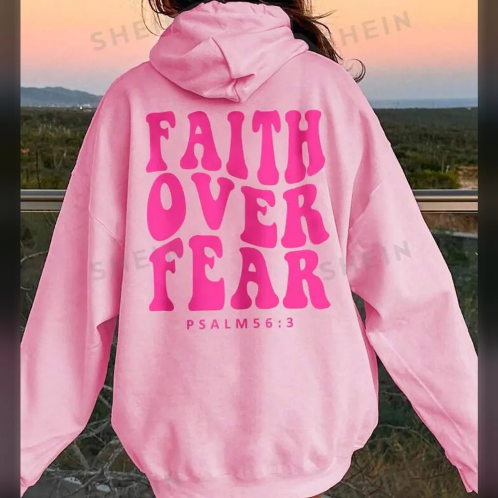 Rosa hoodie med text på ryggen från SHEIN i ny skick, använd endast vi provning, det är SHEIN ”material på hoodie om du förstår, i övrigt en väldigt fin hoodie i storlek S. Hoodies.