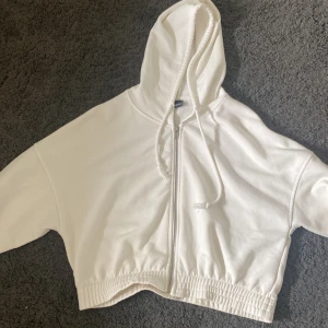 Vit croppad zip up - Croppad zip up från Gina, bra kvalitet trots använd.