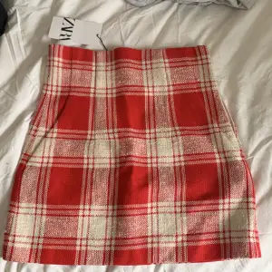 Super söt zara kjol i röd/vitt rutigt mönster. Perfekt nu till sommaren🥰 Den är ny och helt oanvänd och lappen sitter kvar, köpt på Zara i Turkiet. Säljer pga den var för stor på mig som vanligtvis har xs💘
