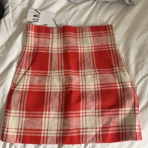 Zara kjol - Super söt zara kjol i röd/vitt rutigt mönster. Perfekt nu till sommaren🥰 Den är ny och helt oanvänd och lappen sitter kvar, köpt på Zara i Turkiet. Säljer pga den var för stor på mig som vanligtvis har xs💘