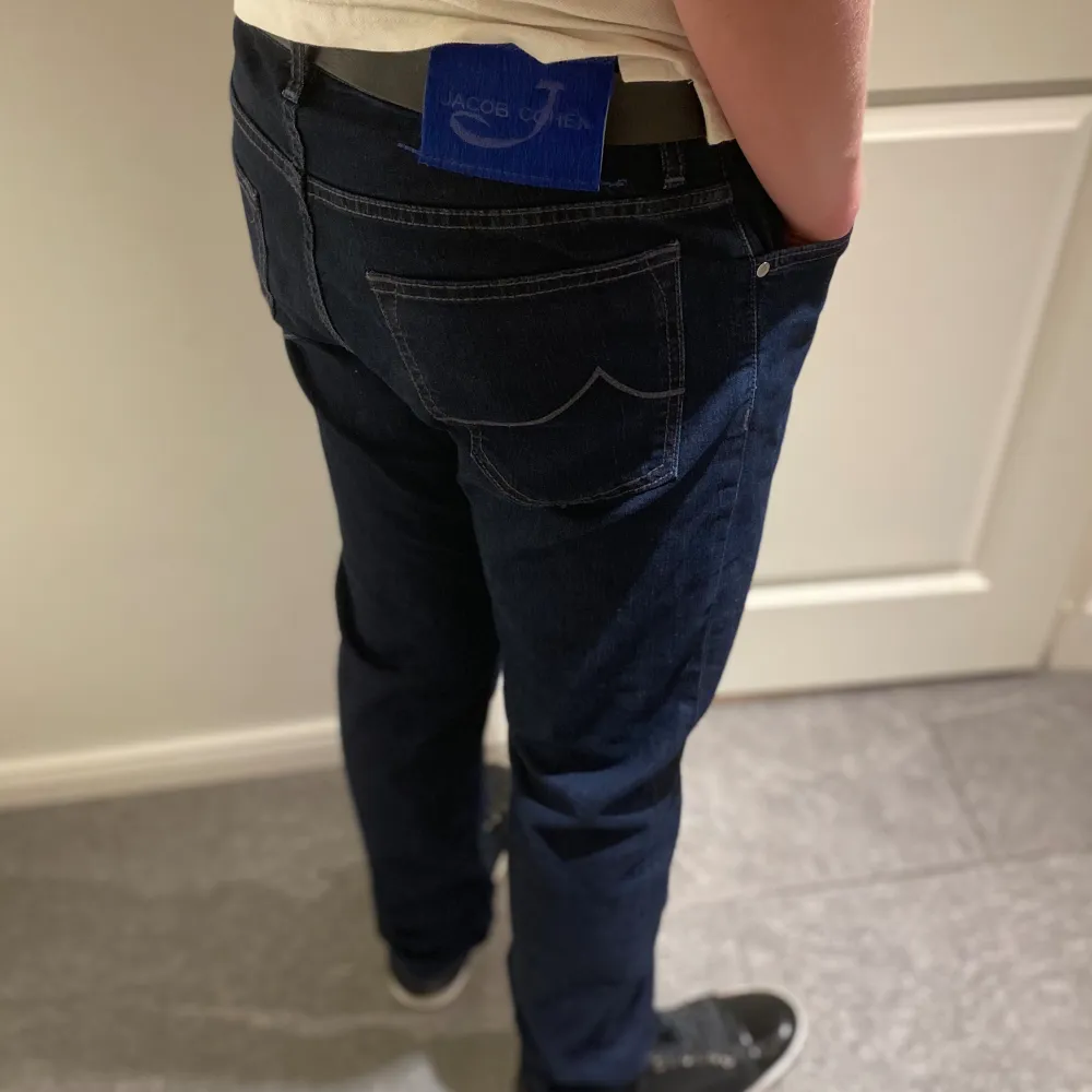 Hej! Säljer nu dessa Jacob Cohen jeans i grymt skick! Har även en slags orderbekräftelse. Nypris 4000kr men säljer för endast 950kr. De är väldigt sköna och även i bra skick. Storlek 35 men passar mig som brukar ha 33. Modellen på bilden är 185cm🙌. Jeans & Byxor.