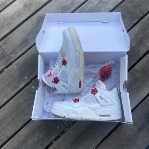 Jordan 4 metallic red - Jag säljer mina 4or för att de inte kommer till användning längre. Skorna är bra skick, men använda flera gånger så de har några defekter. Skriv privat för fler bilder. Pris går att diskutera<3 
