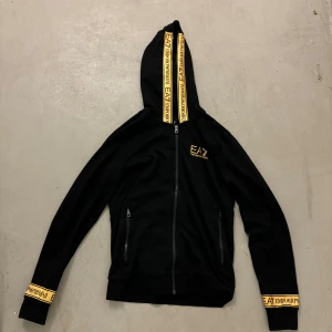 Ea7 Tjocktröja - Tjocktröja i fint skick, sällan använd