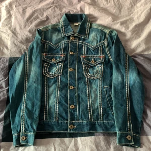 As fet truey jacka!! - Crazy truey jacka med galen stiching och fet passform. Skulle säga att den passar som s elr m. Den är i bra skick och har cool fade. Två fickor med truey logan och två vanliga fickor utan loga. Skriv om ni vill ha fler bilder och fler frågor!!!