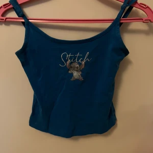 Stitch linne - Säljer detta linne med Stitch på. Aldrig använd⭐️inte så stretchig