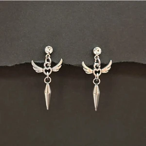 Handgjorda örhängen  - Material- silverpläterad metall, rostfritt stål och zirconia ●Örhängeskrokar -Hypoallergen metall. Nickel fri. Längd -3cm